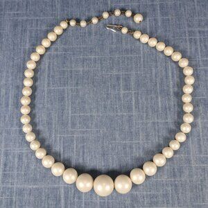 1960s Vintage Necklace with a Single Row of Graduating White Beads